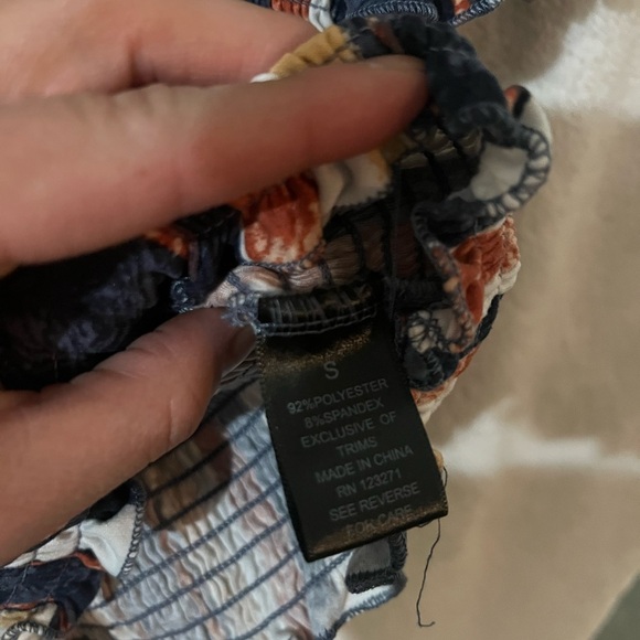 Adorable off the shoulder top - Picture 3 of 4